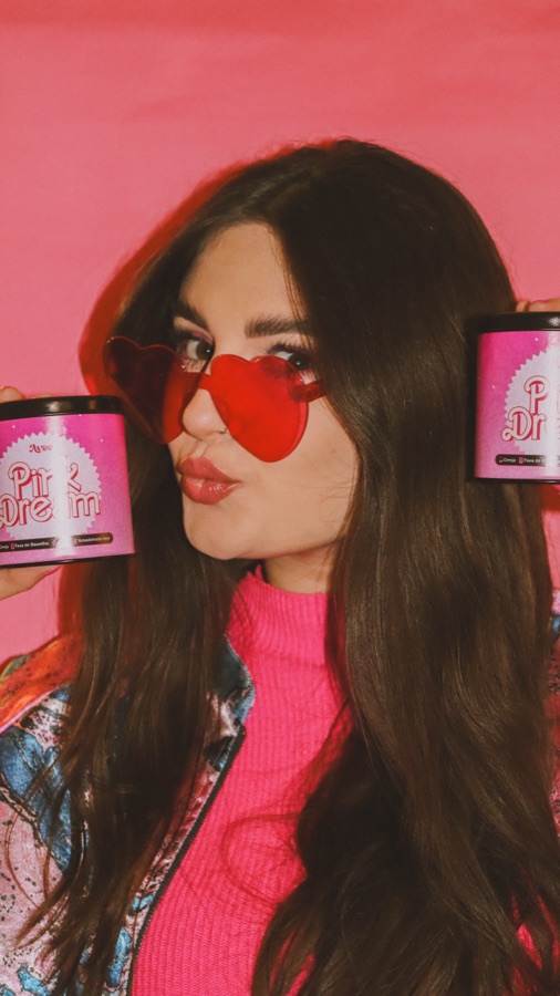 Cliente segurando duas velas Pink Dream